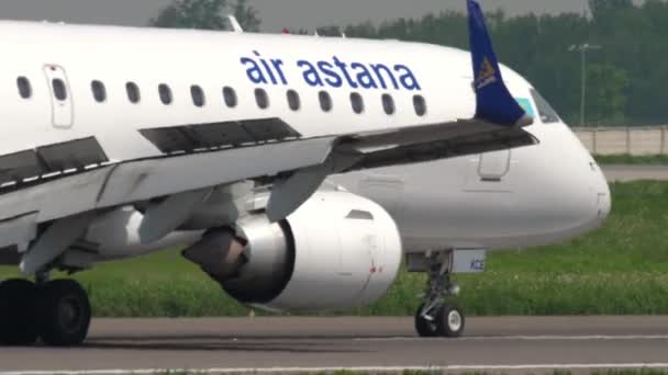 Aire Astana Embraer aterrizaje — Vídeos de Stock