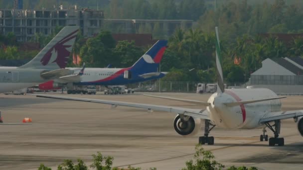 Flugzeug rollt nach der Landung — Stockvideo