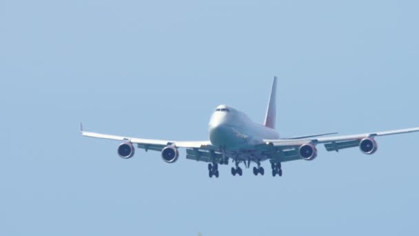 Zbliża się samolot Boeing 747 — Wideo stockowe