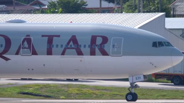 Airplane taxiing after landing — Stock Video