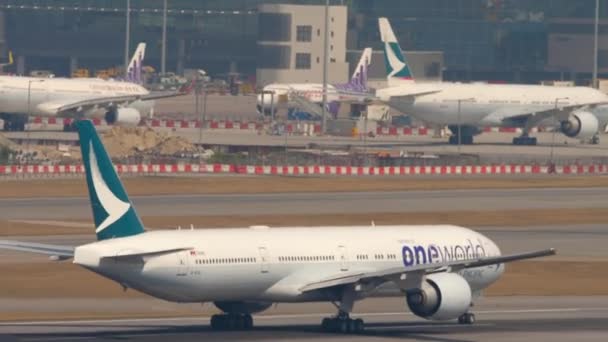 Flygplanets avgång från den internationella flygplatsen i Hongkong — Stockvideo