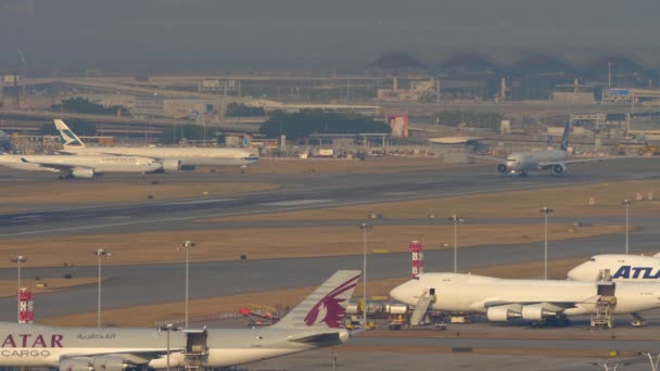 Cathay Pacific Boeing 777 wylot z Hongkongu — Wideo stockowe