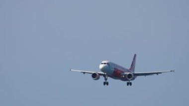 Uçak Airbus A320 yaklaşıyor.