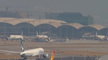 Hong Kong Uluslararası Havaalanı 'ndan kalkan uçak.