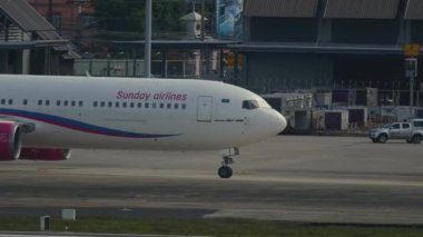 Boeing 767 inişten sonra kalkıyor.