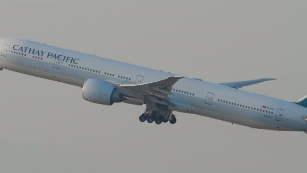 Cathay Pacific Boeing 777 покинув Гонконг. — стокове відео