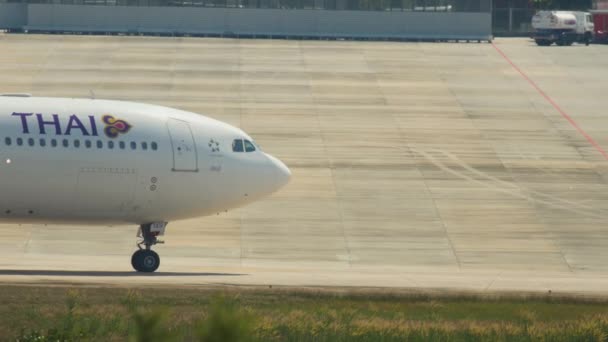 Самолет повернуть взлетно-посадочную полосу перед вылетом — стоковое видео