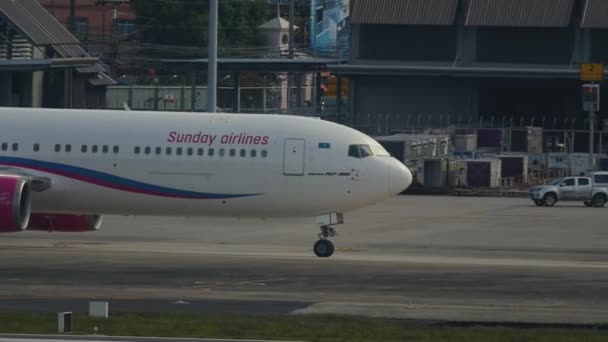 波音767客机着陆后的滑行 — 图库视频影像
