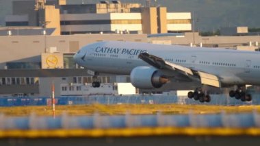 Uçak yaklaşıyor ve iniyor.