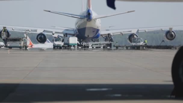 Aeroporto de Moscou em calor de verão — Vídeo de Stock