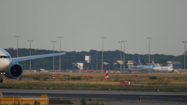 Boeing 777 kołowania przed odlotem — Wideo stockowe