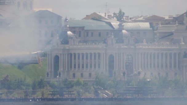 Red Bull desafia avião no palco — Vídeo de Stock