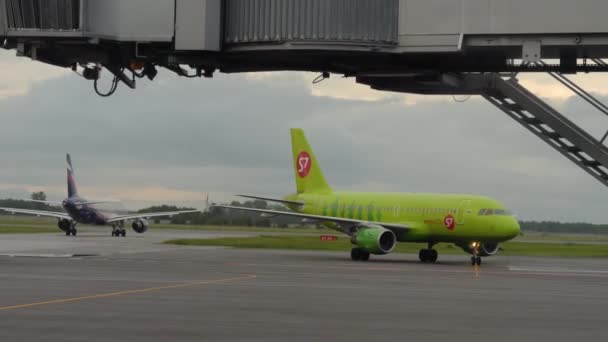 Avión en rodaje después del aterrizaje — Vídeos de Stock