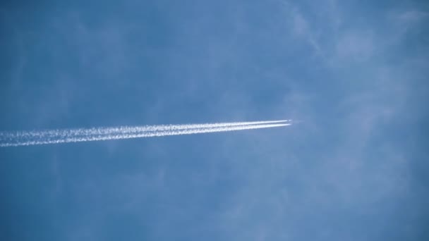 Magasan repülő repülőgép — Stock videók