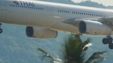 Airbus 330 yaklaşıyor ve iniyor.