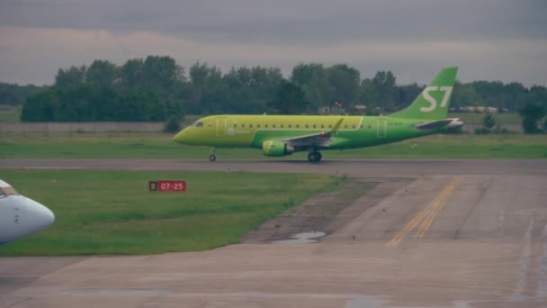 Ranní provoz na letišti Tolmachevo — Stock video