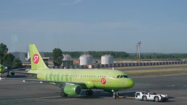 Flugzeug Airbus 319 schleppen — Stockvideo