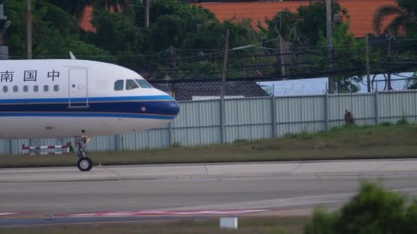 Airbus A321 rollt auf dem Flughafen Phuket — Stockvideo