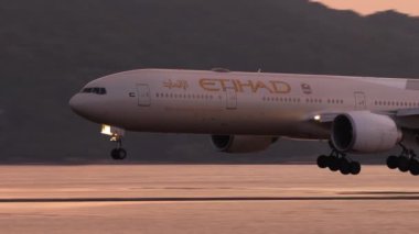 Gün batımından yaklaşan uçak arkadan yaklaşıyor.