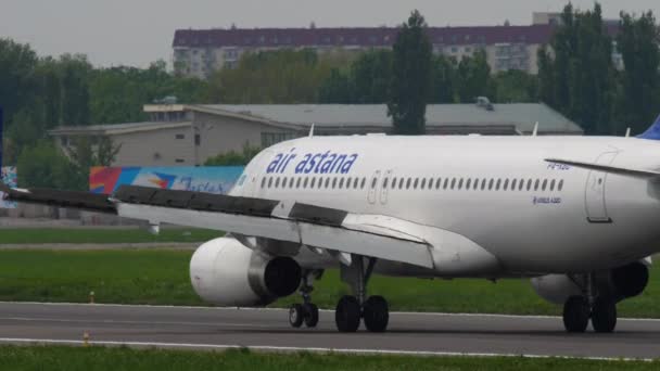 Air Astana Airbus A320 gurító — Stock videók