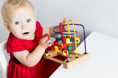 Gelişmekte olan bir oyuncakla oynamak bebek. Kopya alanı  