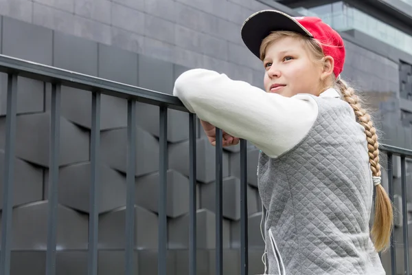 Adolescente regardant contre un mur. Espace de copie — Photo