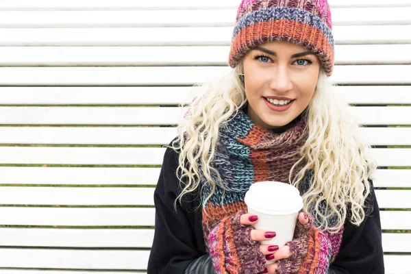 Девушка в зимней одежде и согревающем напитке — стоковое фото