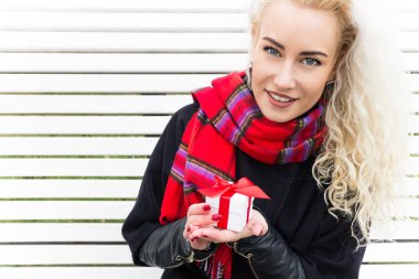 Bir hediye kış mutlu genç kadın
