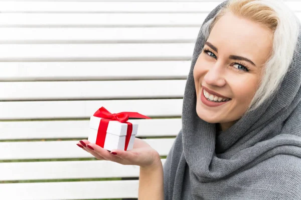 Счастливая молодая женщина с подарком. Зимняя концепция . — стоковое фото
