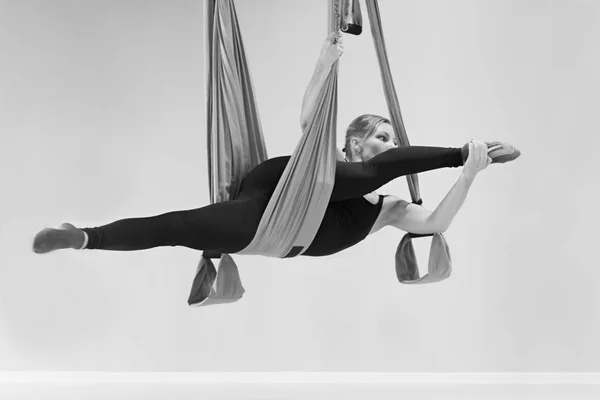S'étirer sur un trapèze. yoga de vol — Photo