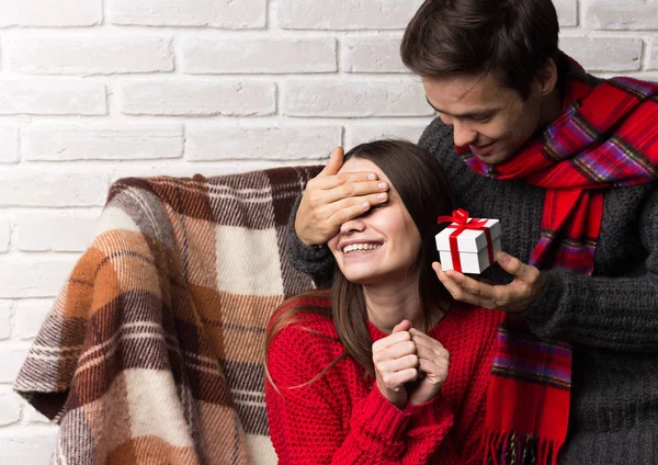 男は、女性に贈り物を与えます。クリスマス。新しい年 — ストック写真