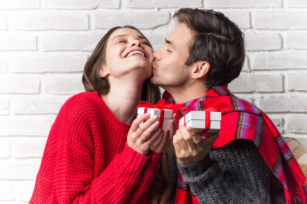 Adam kadına bir hediye verir. Noel. Yeni yıl