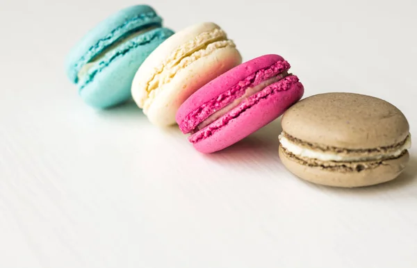 Pâtisserie Macaron, Bleu, Rose, Jaune, Brun sur fond blanc — Photo