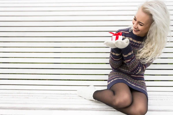 Joven chica moderna con un regalo — Foto de Stock