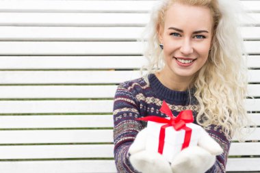 Bir hediye ile Genç Modern kız