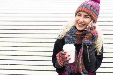 Kız içecekler kahve ve açık havada Evet