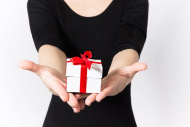 Hediye kutusu kadının elinde.