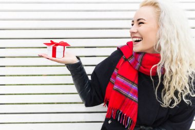 Kız bir hediye onların elinde tutan ve sevinirler. Noel