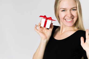 Güzel kız hediye sevinir