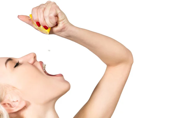 Beyaz arka plan üzerinde bir limon izole içme suyu kadındır