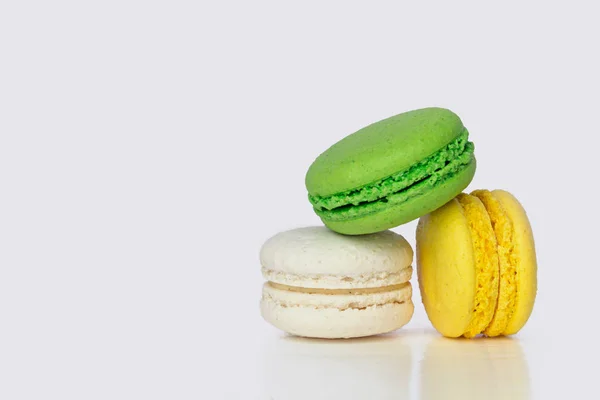 Farbiges süßes Dessert auf weißem Hintergrund. Kopierraum — Stockfoto