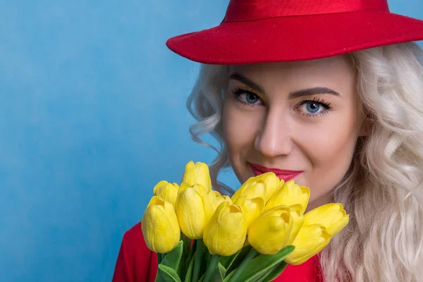 Hermosa mujer europea con un ramo de tulipanes. Concepto de primavera — Foto de Stock
