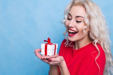 Mutlu genç kadın tutarak ellerinde bir hediye