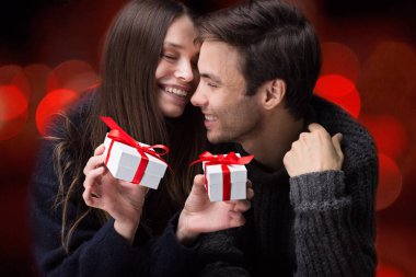 Adam hediyeler verir onun kız arkadaşı için. Sevgililer günü