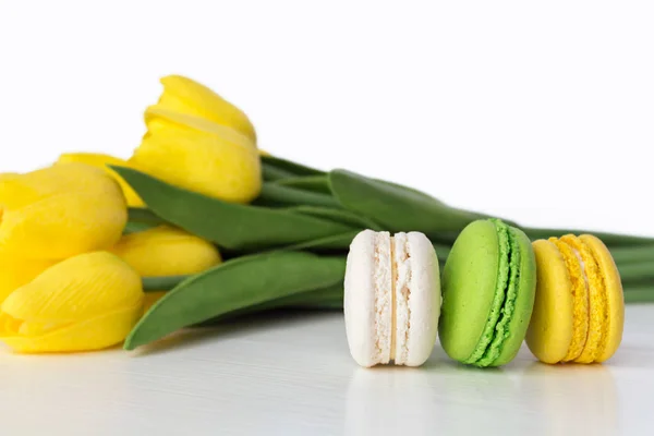 Französisch bunte Macarons auf weißem Hintergrund mit Blumen — Stockfoto