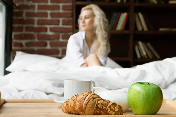 美丽的女人在床上吃早饭 — 图库照片