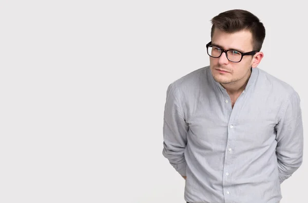 Joven con gafas mirando desdeñosamente — Foto de Stock