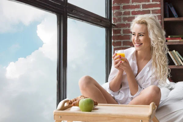 Heureuse belle femme au lit avec petit déjeuner — Photo