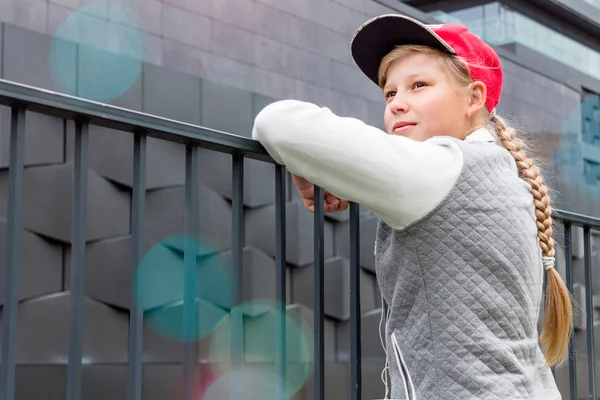 Adolescente en una gorra en la calle —  Fotos de Stock