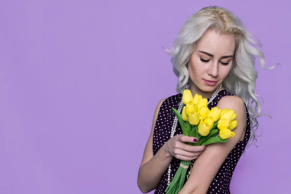 Mujer joven oliendo un ramo. Concepto de primavera — Foto de Stock